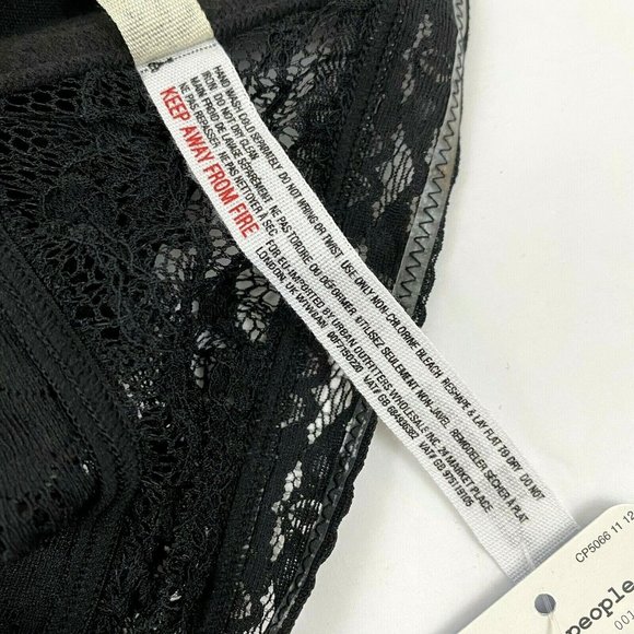 Free People Scalloped Lace Bandeau Bra Black Pullover Strapless Size S Small NWT - Picture 6 of 10